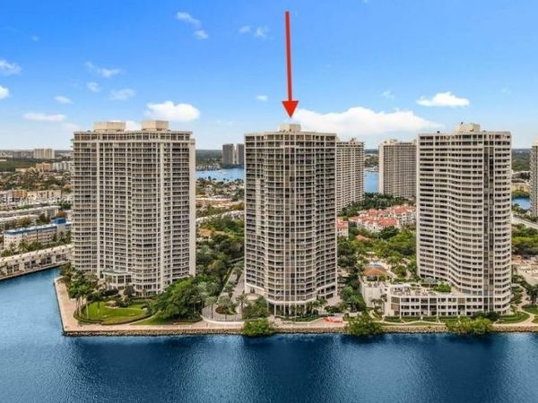 2800 ISLAND BLVD, Unit 902, Aventura, FL 33160