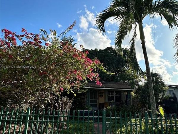 1230 W 35th St, Hialeah, FL 33012