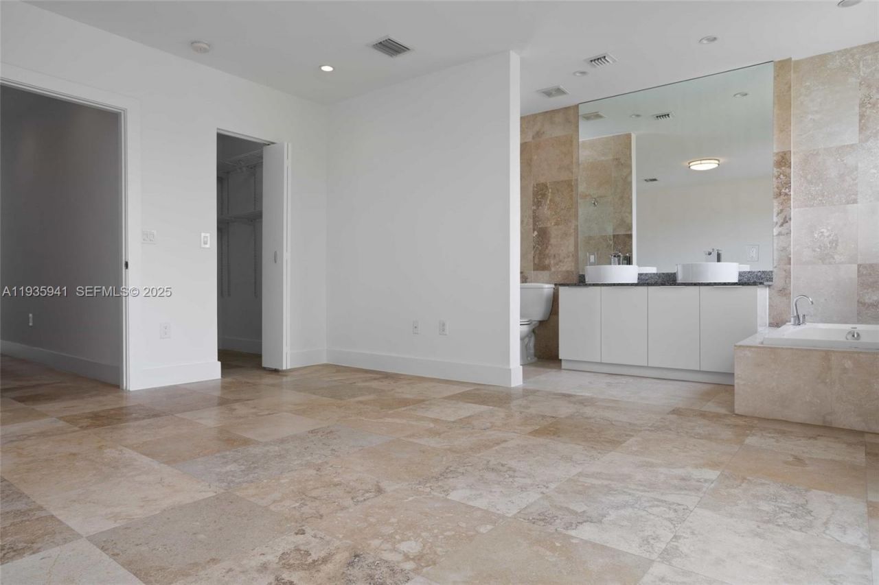 7004 NE 5th Ave , Miami, FL 33138 Photo