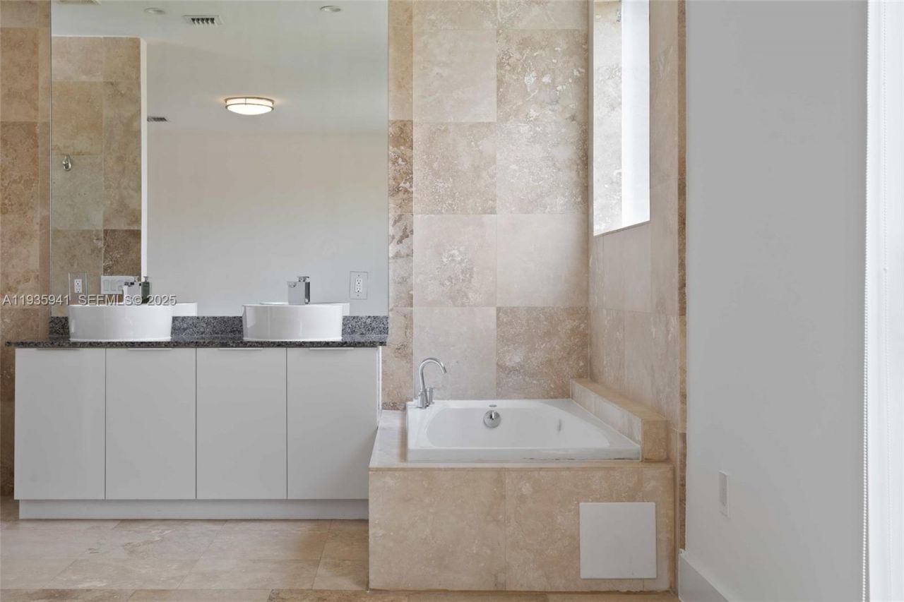 7004 NE 5th Ave , Miami, FL 33138 Photo