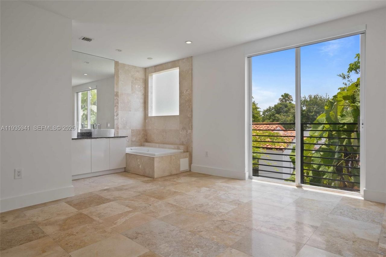 7004 NE 5th Ave , Miami, FL 33138 Photo