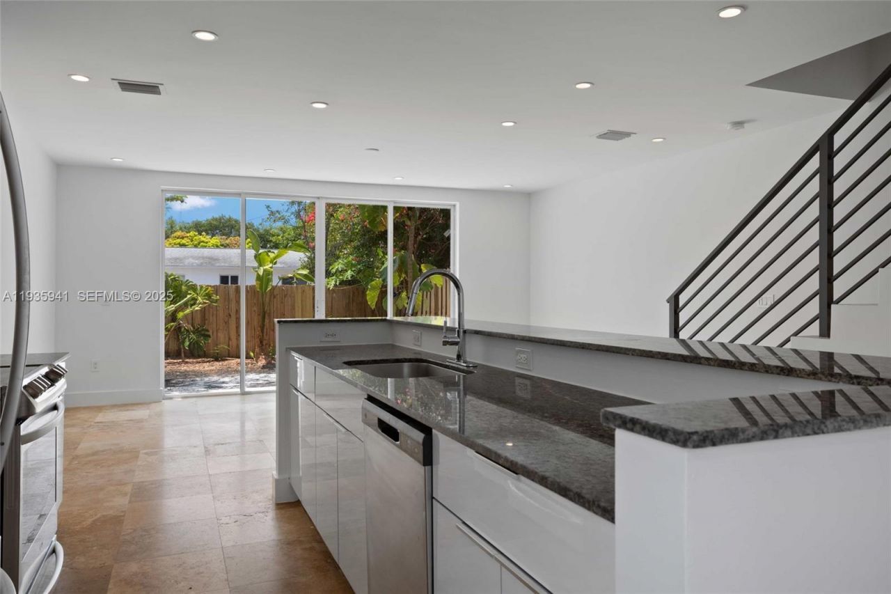 7004 NE 5th Ave , Miami, FL 33138 Photo