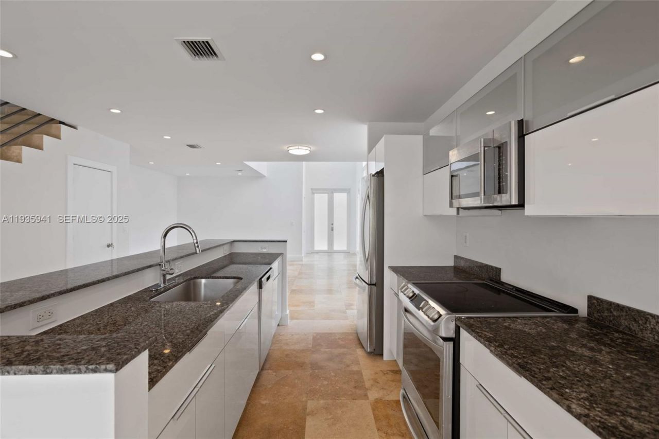 7004 NE 5th Ave , Miami, FL 33138 Photo