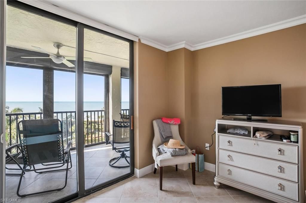 10851 Gulf Shore Dr, Unit 402, Naples, FL 34108 Photo