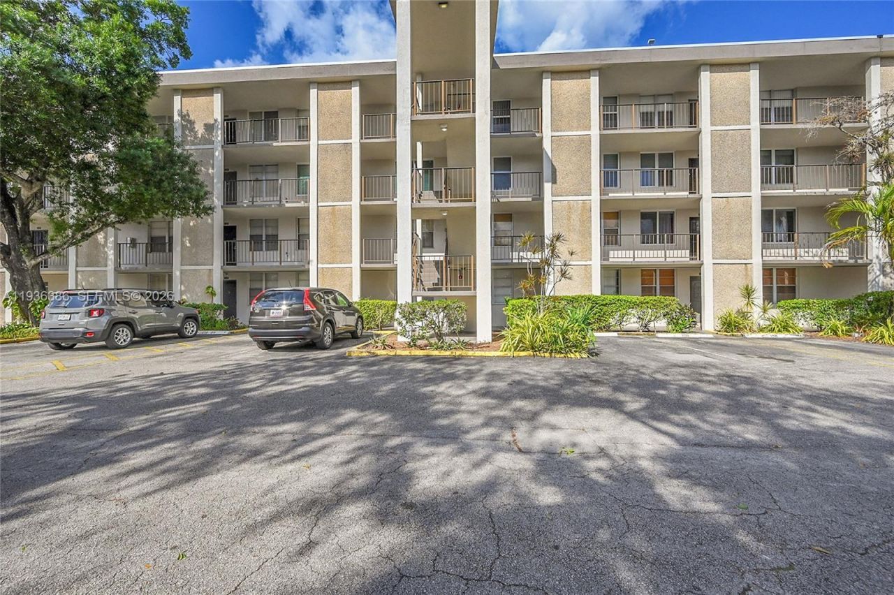 4850 NW 29th Ct, Unit 125, Lauderdale Lakes, FL 33313 Photo