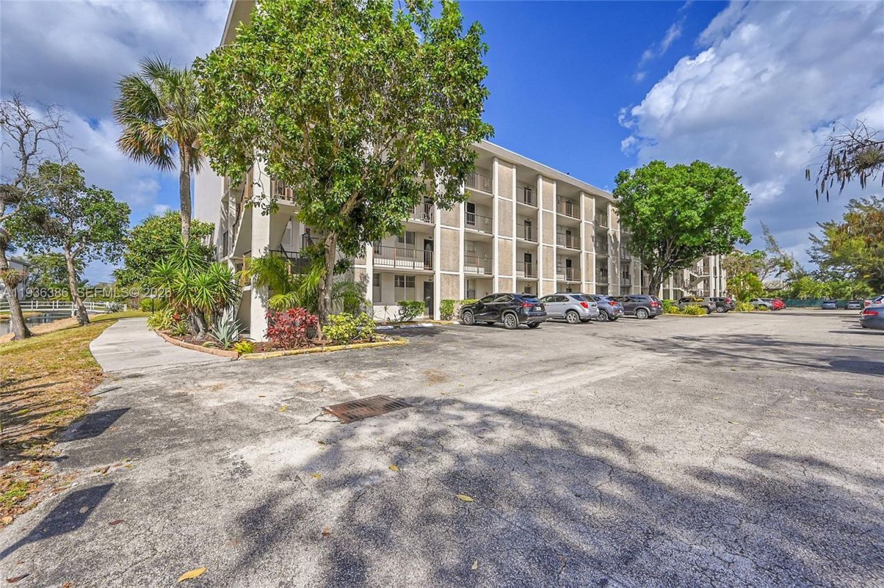 4850 NW 29th Ct, Unit 125, Lauderdale Lakes, FL 33313 Photo