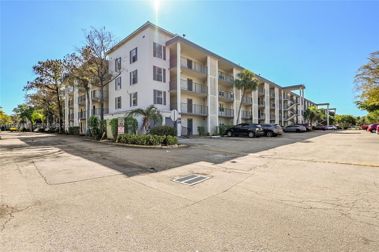 4850 NW 29th Ct, Unit 125, Lauderdale Lakes, FL 33313 Photo