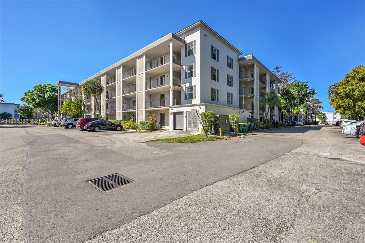 4850 NW 29th Ct, Unit 125, Lauderdale Lakes, FL 33313 Photo