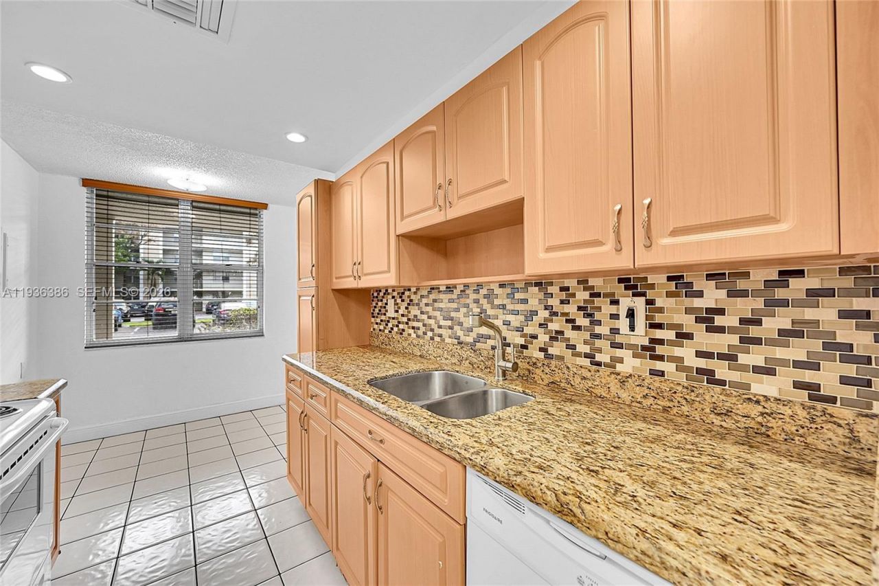 4850 NW 29th Ct, Unit 125, Lauderdale Lakes, FL 33313 Photo