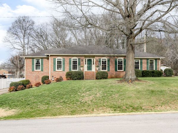 402 Hemingway Dr, Columbia, TN 38401