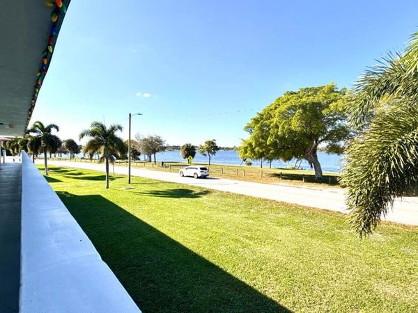 2102 Lake Osborne Drive, Unit 15, Lake Worth Beach, FL 33461