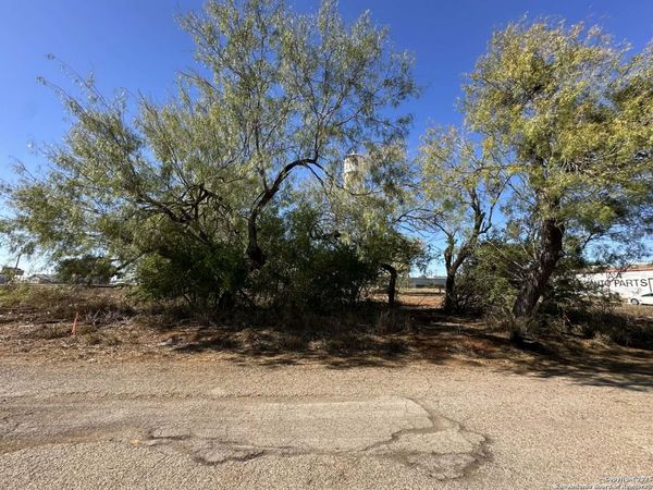 120 COMMERCE E Leona, Dilley, TX 78017