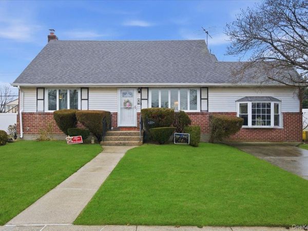 25 Lois Lane, Farmingdale, NY 11735