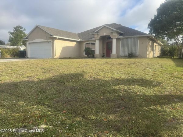 561 Borraclough Avenue NW, Grant, FL 32949
