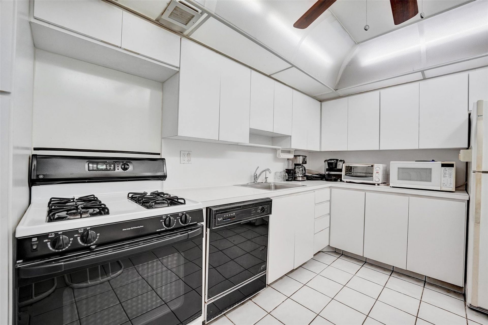 3140 S Ocean Drive, Unit 2206, Hallandale Beach, FL 33009 Photo