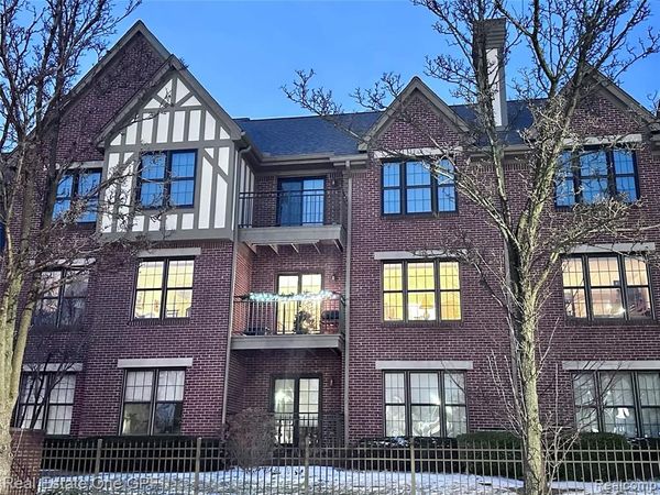 26 Pointe Park Place, Grosse Pointe Park, MI 48230