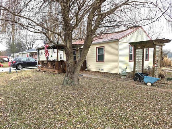 105 S Watkins Street E, Cisne, IL 62823