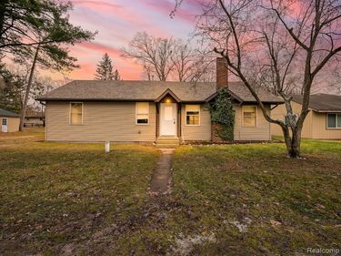 4744 Midland Drive, Pinckney Vlg, MI 48169
