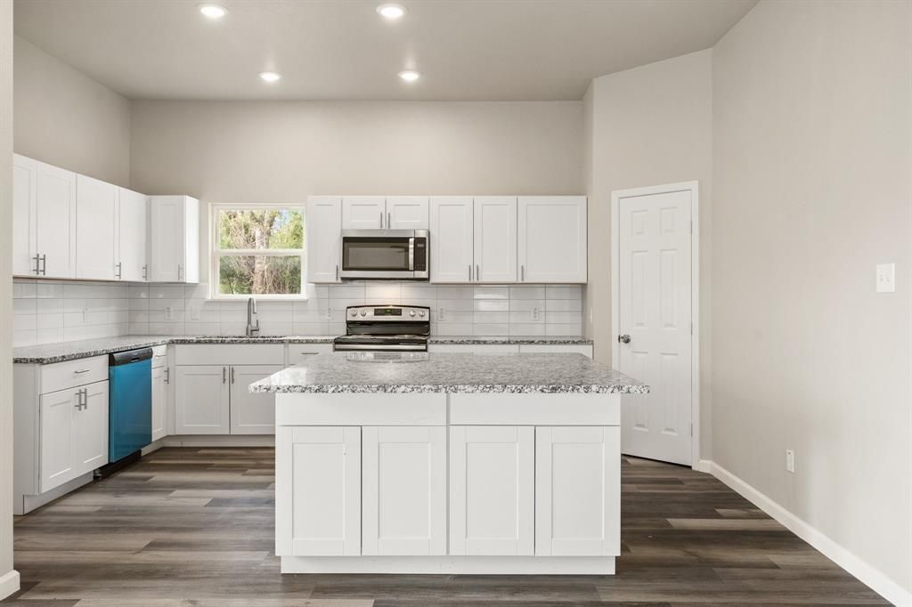 200 Avenue B, Ennis, TX 75119 Main Photo