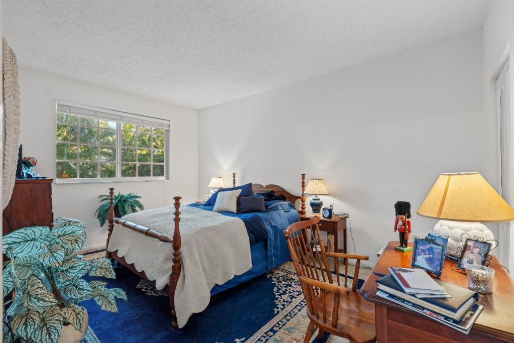 127 Peruvian Avenue, Unit 202, Palm Beach, FL 33480 Photo