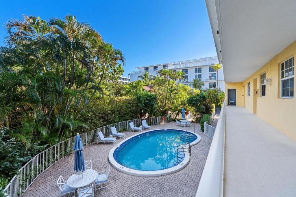 127 Peruvian Avenue, Unit 202, Palm Beach, FL 33480 Photo