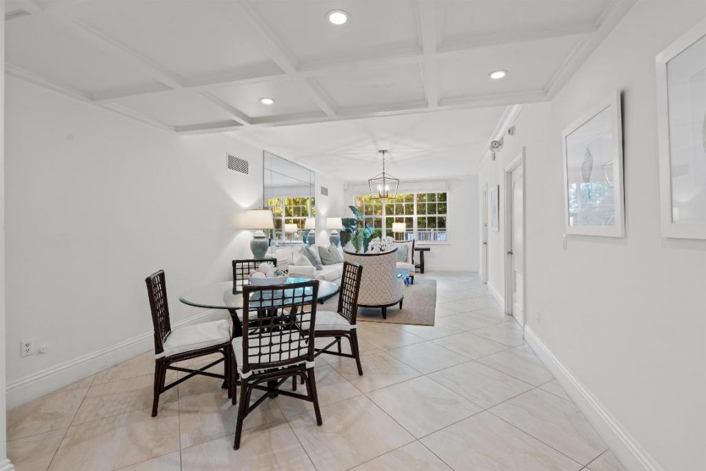 127 Peruvian Avenue, Unit 202, Palm Beach, FL 33480 Photo