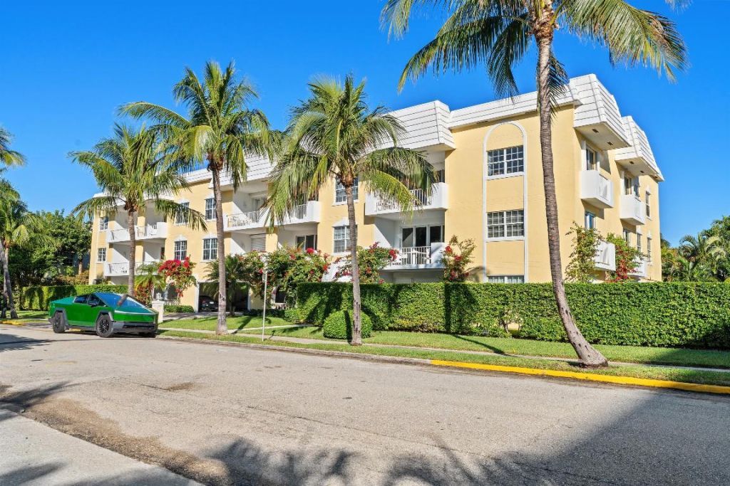 127 Peruvian Avenue, Unit 202, Palm Beach, FL 33480 Photo