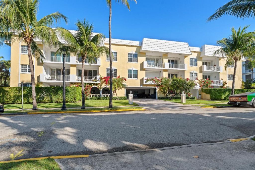 127 Peruvian Avenue, Unit 202, Palm Beach, FL 33480 Photo