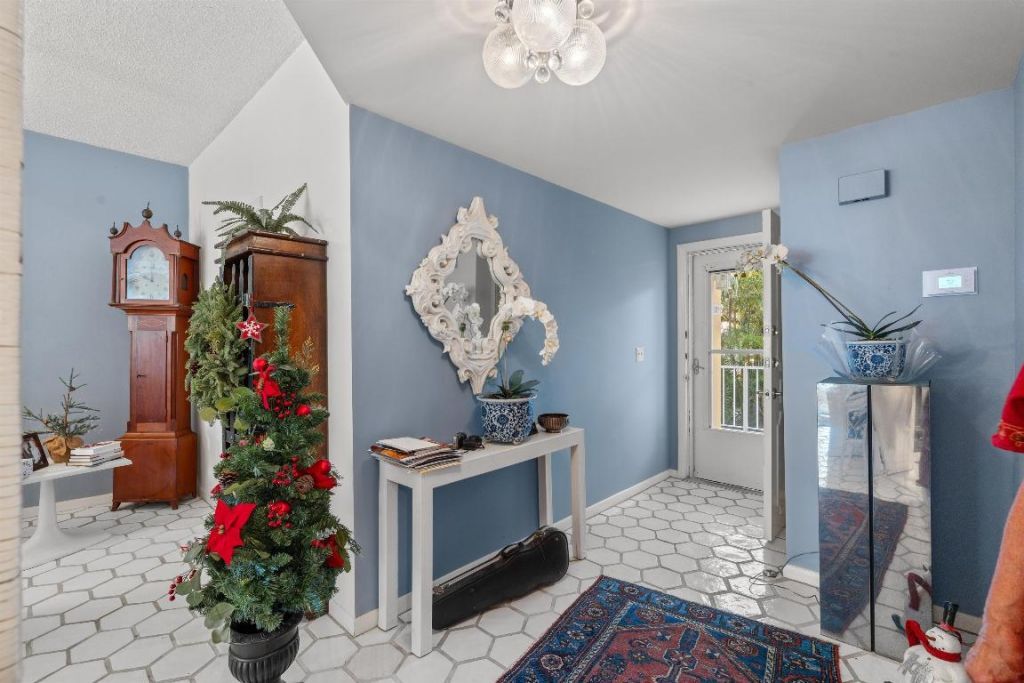 127 Peruvian Avenue, Unit 202, Palm Beach, FL 33480 Photo