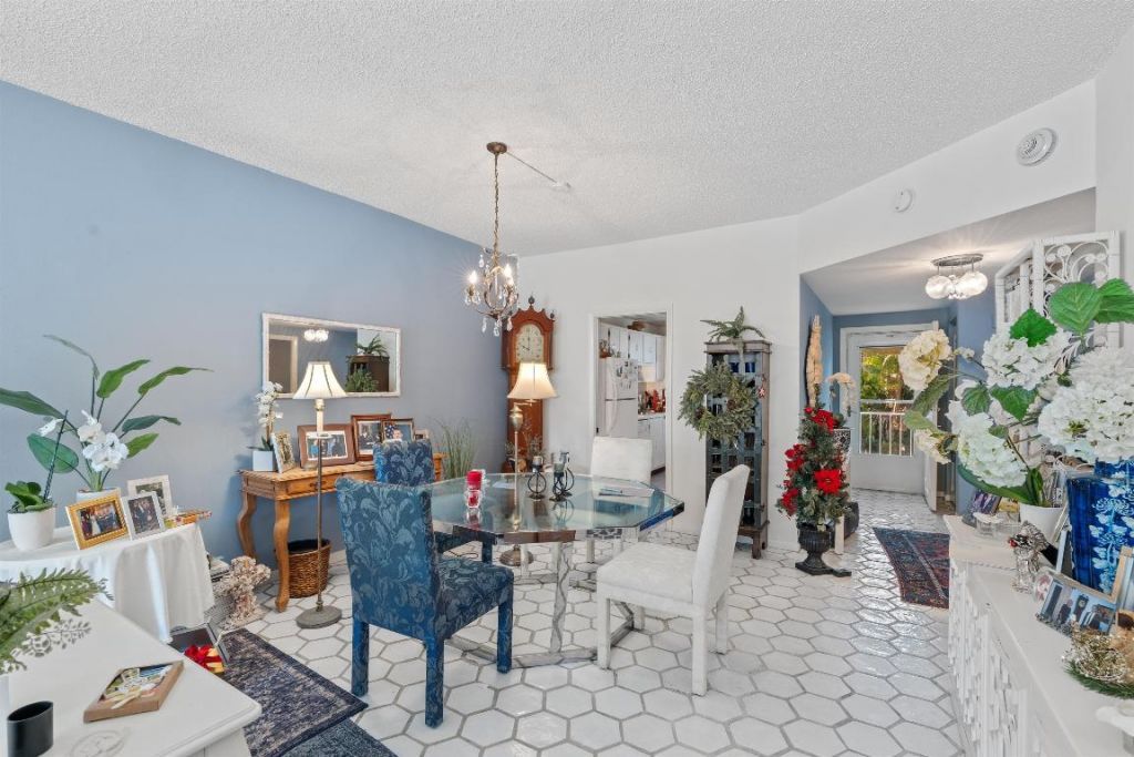 127 Peruvian Avenue, Unit 202, Palm Beach, FL 33480 Photo
