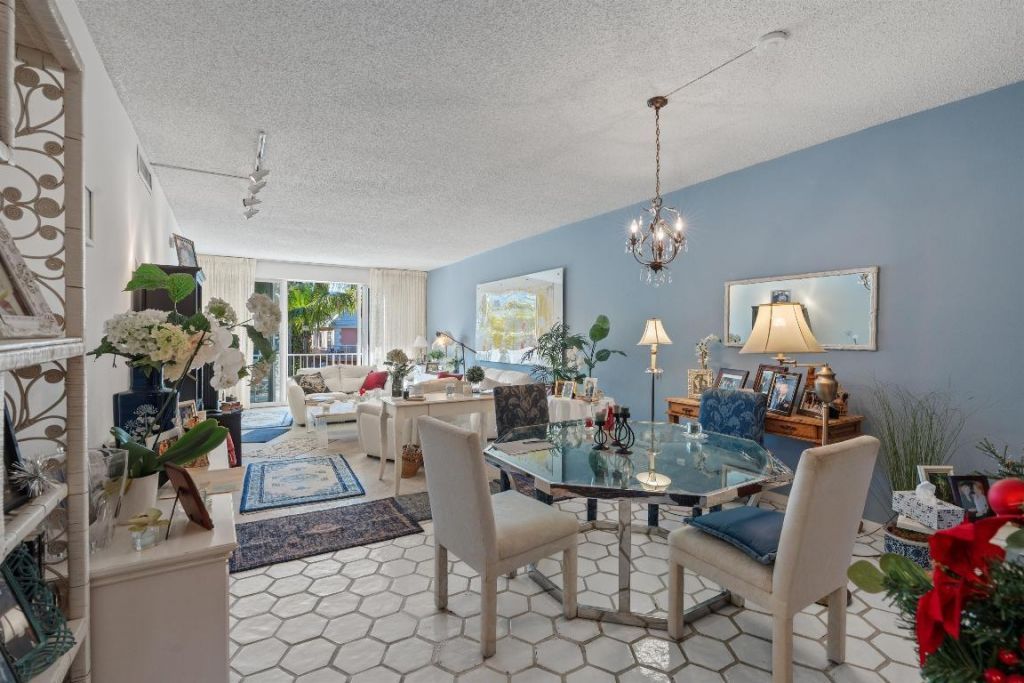 127 Peruvian Avenue, Unit 202, Palm Beach, FL 33480 Photo