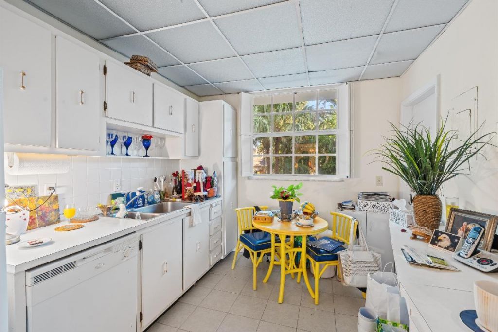 127 Peruvian Avenue, Unit 202, Palm Beach, FL 33480 Photo