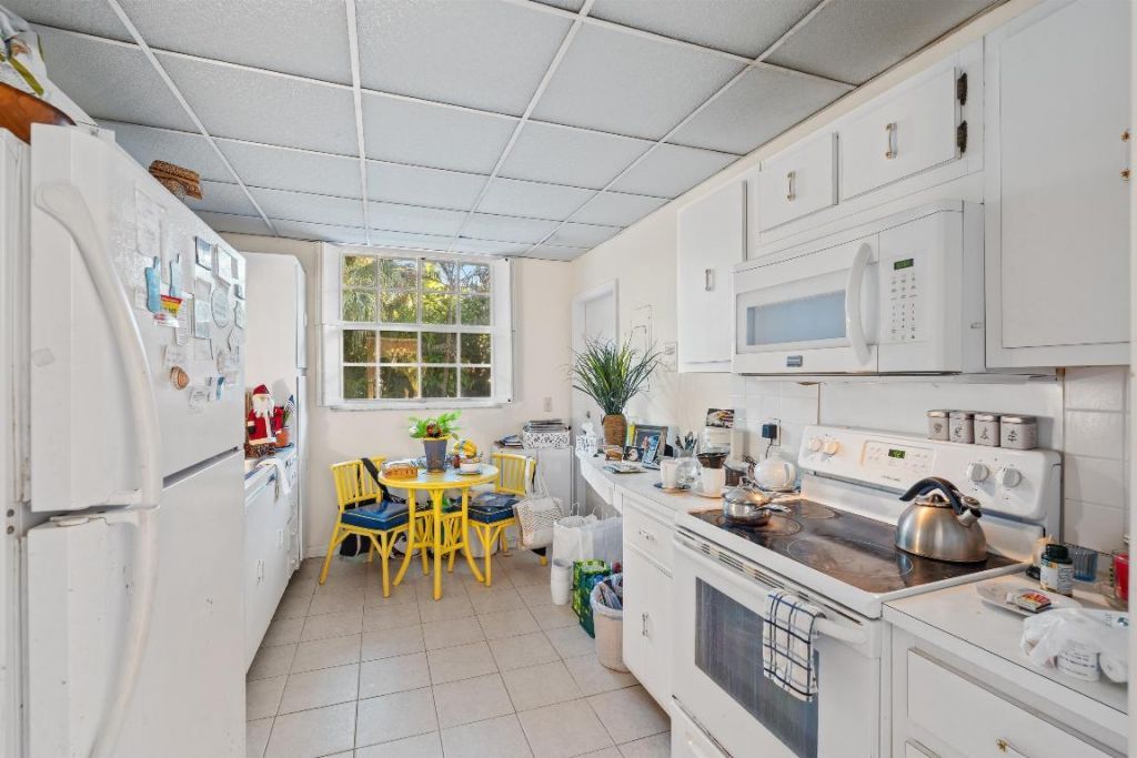 127 Peruvian Avenue, Unit 202, Palm Beach, FL 33480 Photo