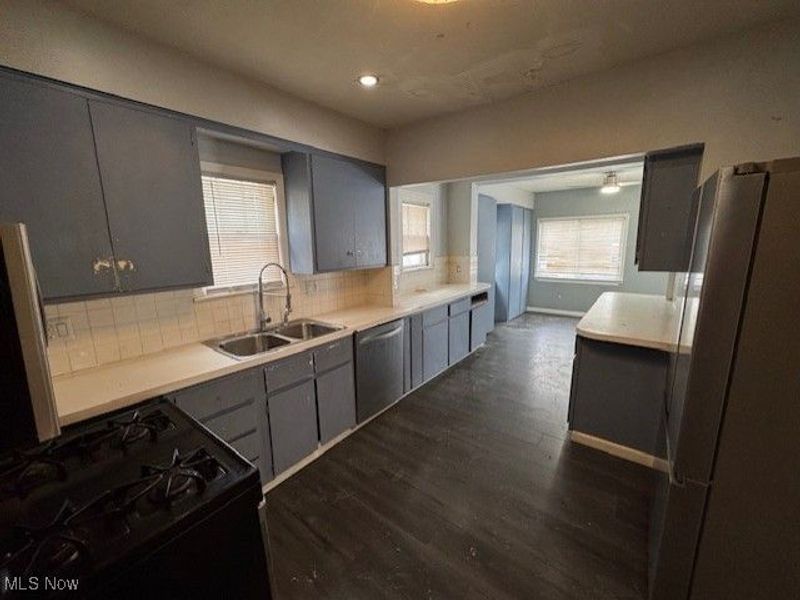 888 Roanoke Road, Cleveland, OH 44121 Photo 11