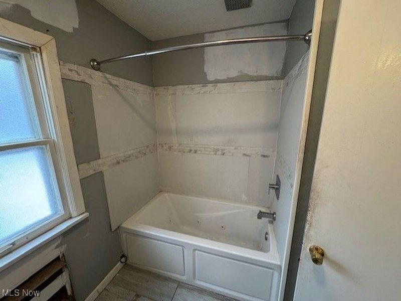 888 Roanoke Road, Cleveland, OH 44121 Photo 18