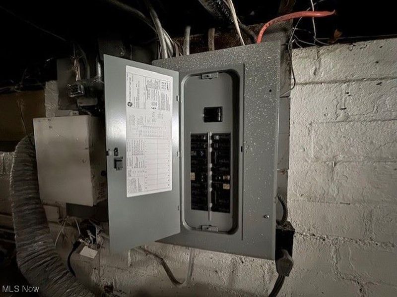 888 Roanoke Road, Cleveland, OH 44121 Photo 28