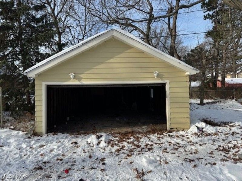 888 Roanoke Road, Cleveland, OH 44121 Photo 5