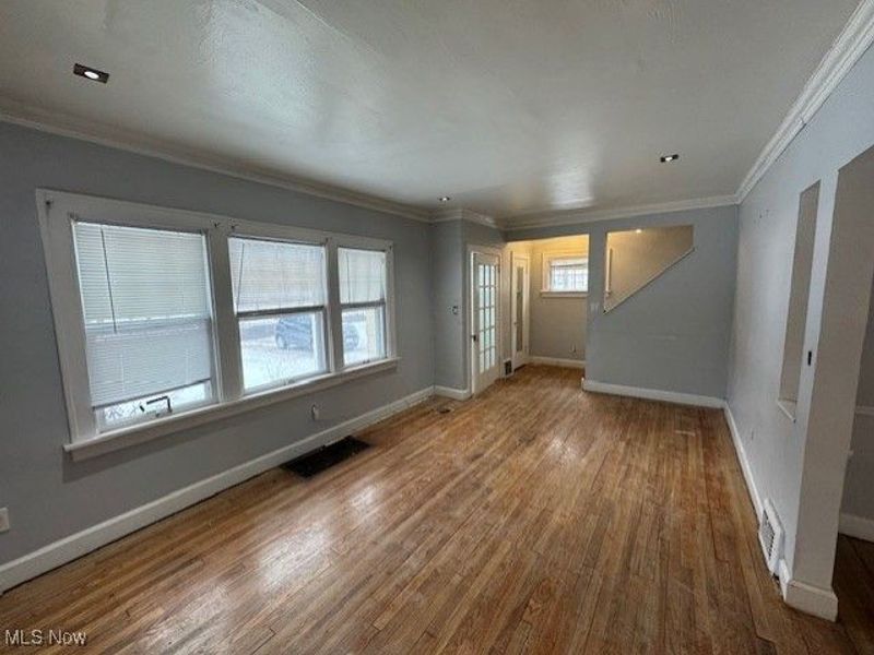 888 Roanoke Road, Cleveland, OH 44121 Photo 8