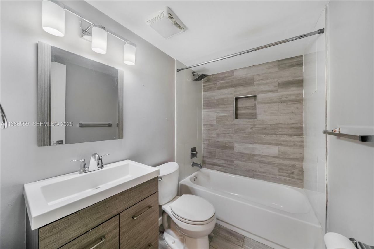 8095 NW 8th St, Unit 412, Miami, FL 33126 Photo