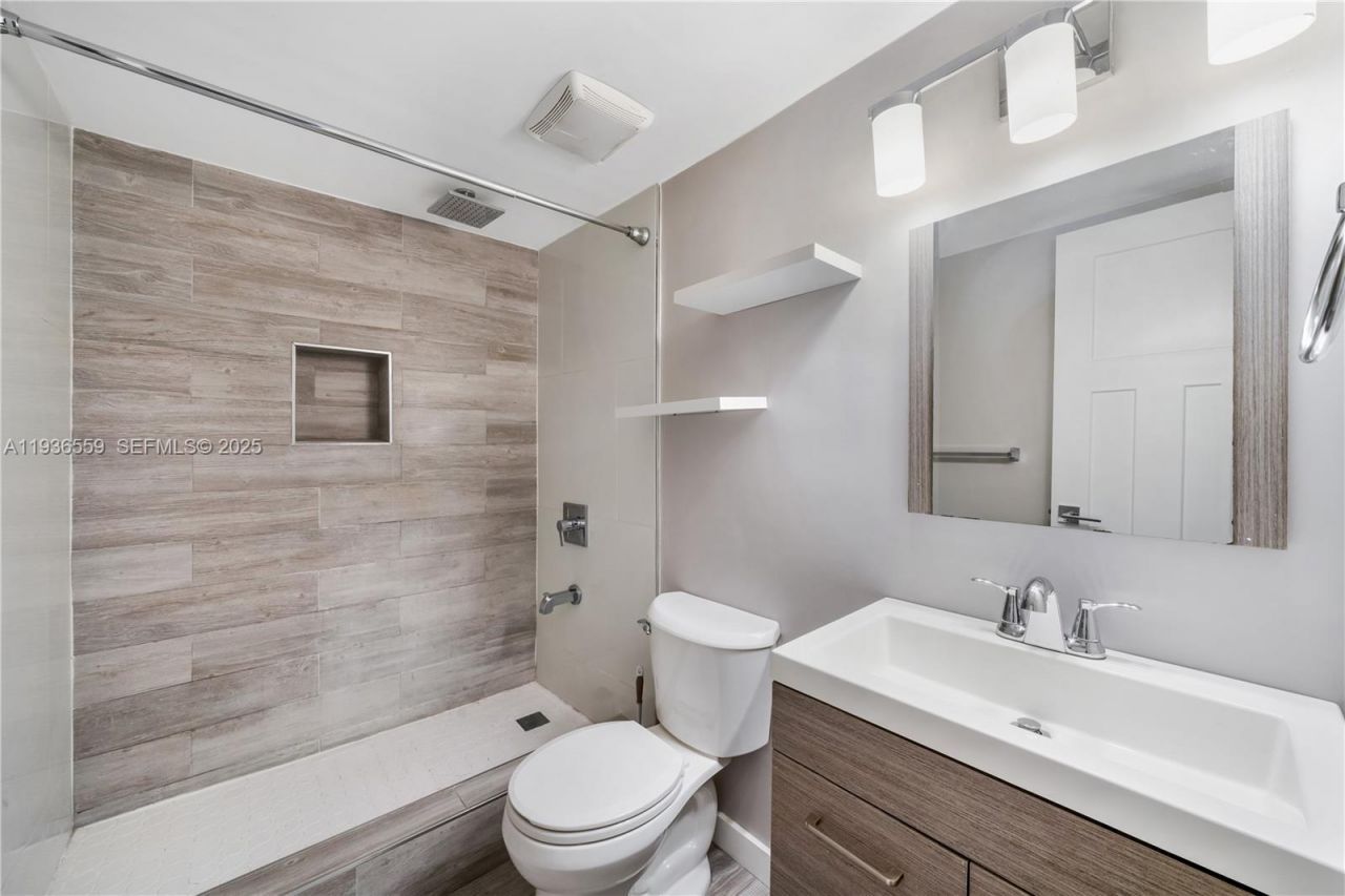 8095 NW 8th St, Unit 412, Miami, FL 33126 Photo