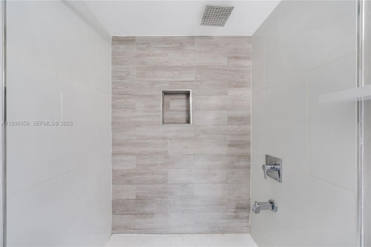 8095 NW 8th St, Unit 412, Miami, FL 33126 Photo
