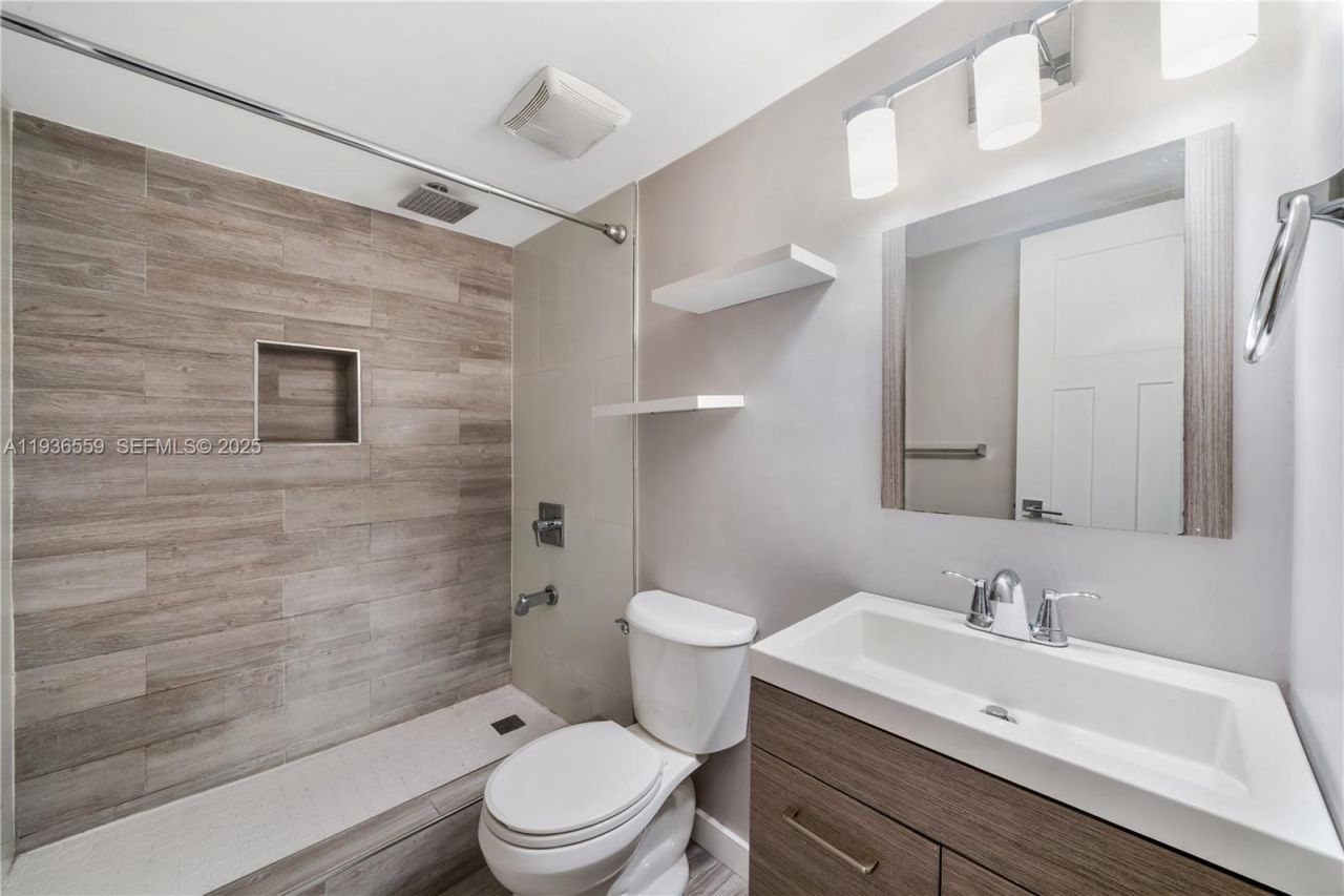 8095 NW 8th St, Unit 412, Miami, FL 33126 Photo