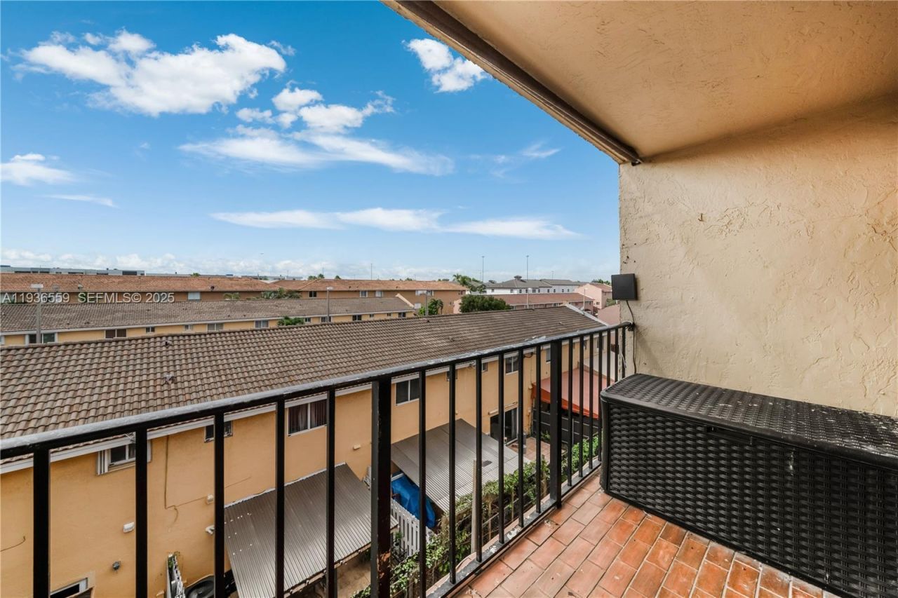 8095 NW 8th St, Unit 412, Miami, FL 33126 Photo