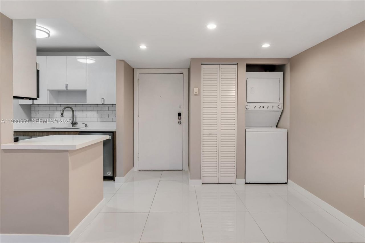 8095 NW 8th St, Unit 412, Miami, FL 33126 Photo