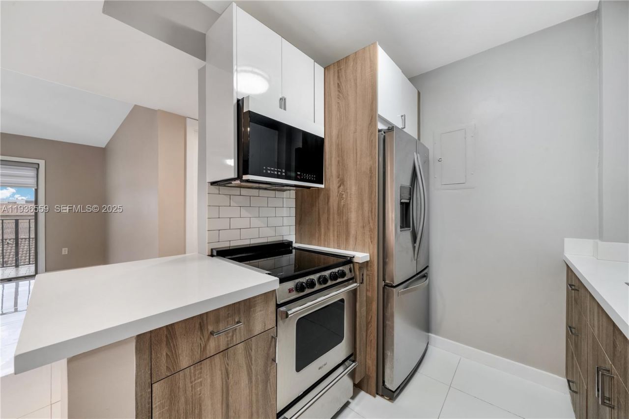 8095 NW 8th St, Unit 412, Miami, FL 33126 Photo
