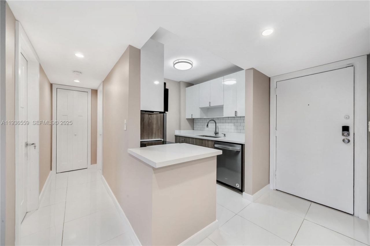 8095 NW 8th St, Unit 412, Miami, FL 33126 Photo