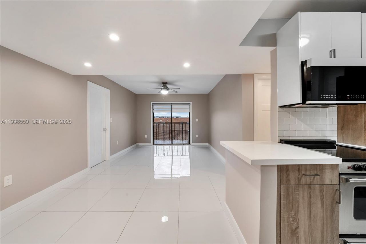8095 NW 8th St, Unit 412, Miami, FL 33126 Photo