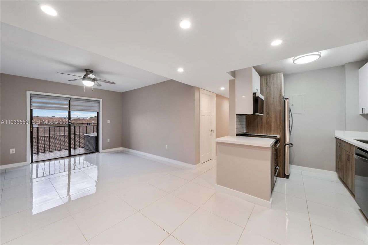 8095 NW 8th St, Unit 412, Miami, FL 33126 Photo