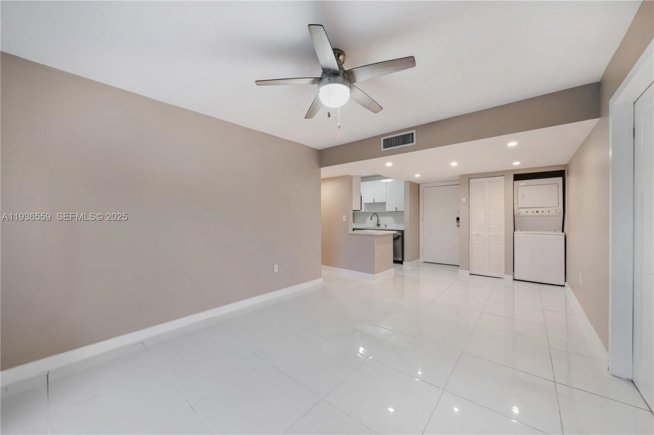 8095 NW 8th St, Unit 412, Miami, FL 33126 Photo