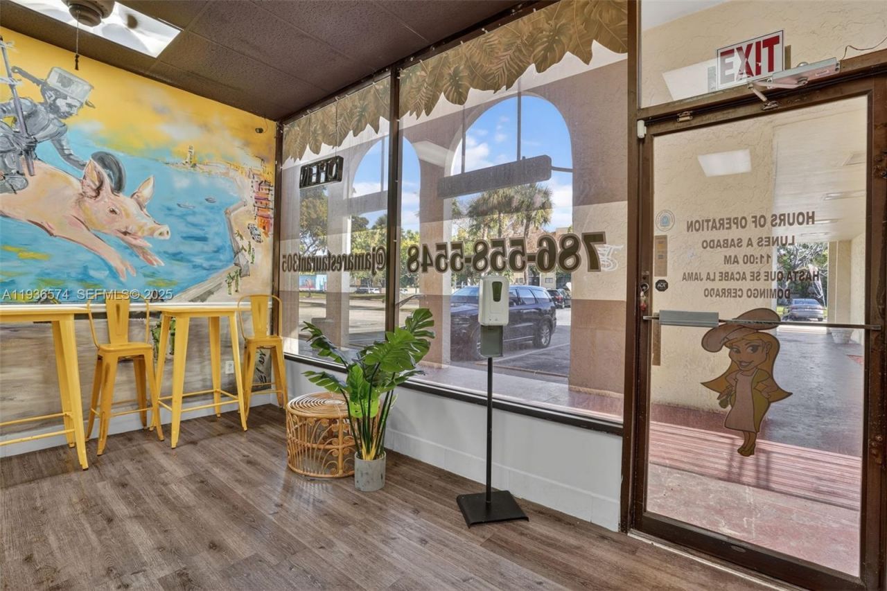 Restaurant/cafeteria For Sale In The Heart Of Font, Miami, FL 33172 Photo